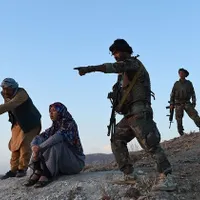 Femeia guvernator care se lupta cu arma în mână cu talibanii a fost capturată/FOTO: dailystar.com.lb