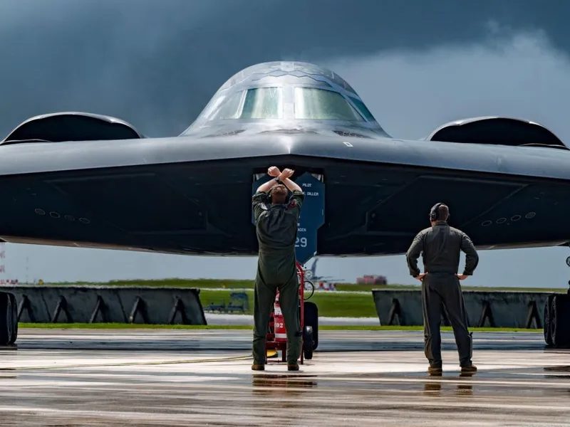 Un avion B-2 Spirit decolează de la baza aeriană americană din Guam - Foto: Profimedia Images