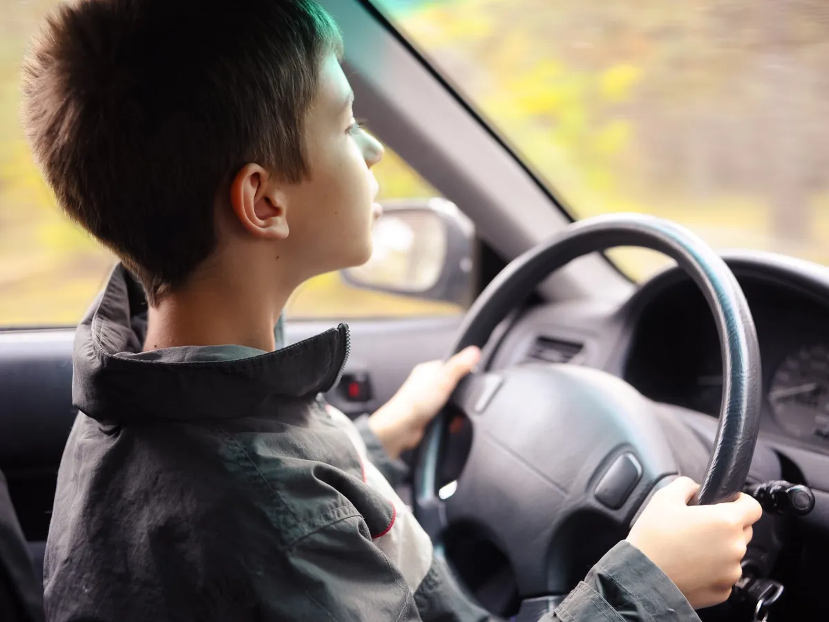 Un copil de 10 ani, încurajat de tată să conducă prin oraș mașina familiei. Riscă închisoare - Foto: Arhiva (imagine cu rol ilustrativ)