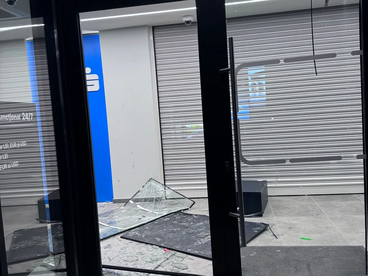 O bancă din București, vandalizată de un cetățean grec. S-a enervat și a început să spargă lucruri - Foto: amator
