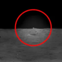Roverul chinez a fotografiat un lucru neobișnuit. FOTO: Facebook