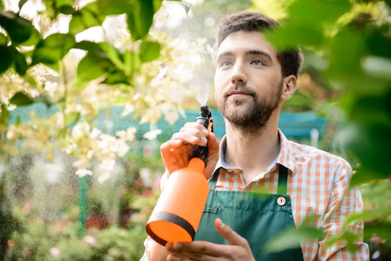 Bărbat cu un spray - Foto: Magnific.com (Imagine cu rol ilustrativ)