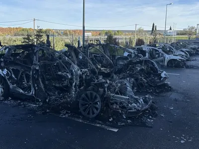 24 de mașini electrice s-au făcut scrum în curtea unei reprezentanțe - Foto: laprovence.com