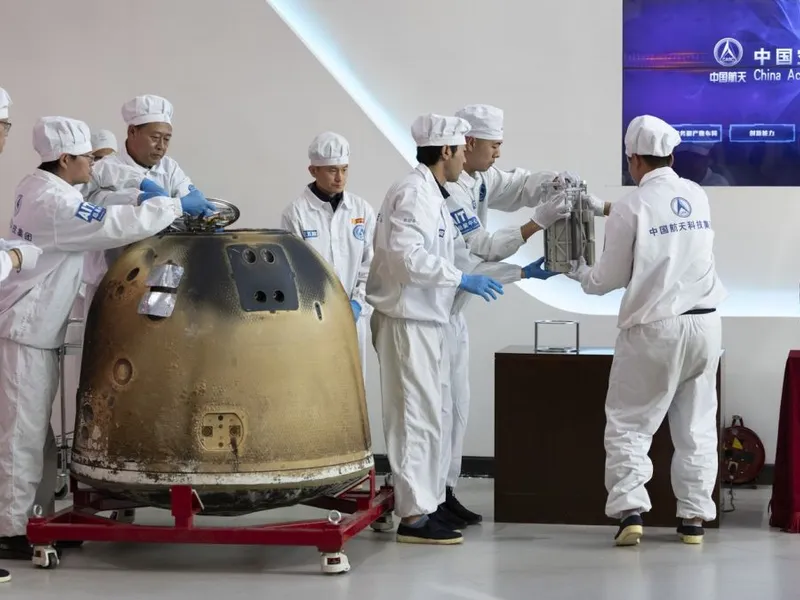 Cercetătorii se pregătesc să cântărească probele lunare Chang'e-6 în timpul ceremoniei de deschidere a modulului de întoarcere - Foto: Profimedia Images