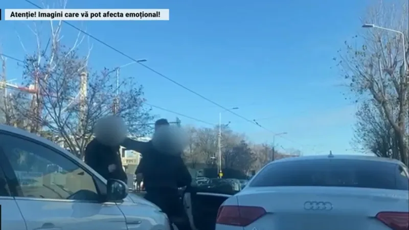 VIDEO Doi șoferi și-au împărțit pumni și picioare după cu unul dintre ei l-a claxonat pe celălalt / Digi24