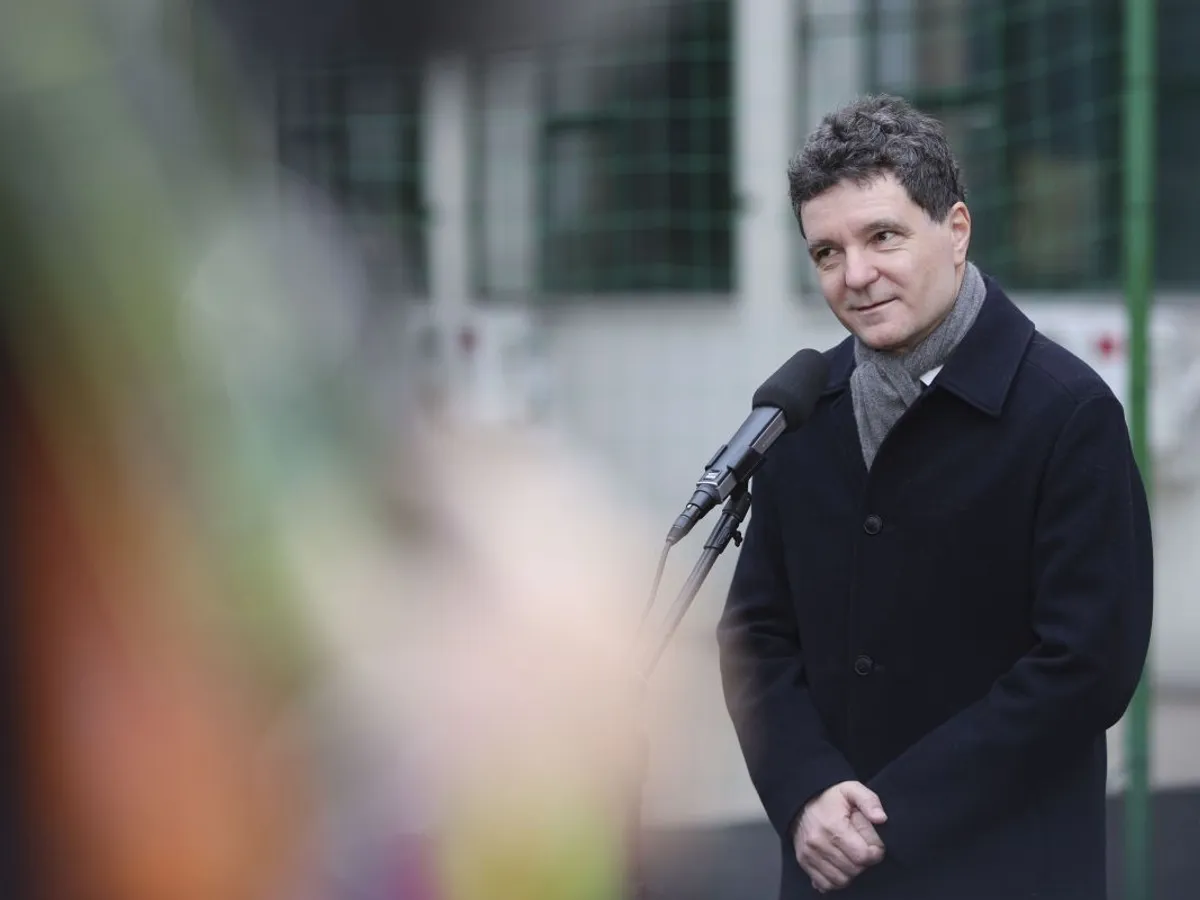 Nicuşor Dan, făcând declaraţii de presă - Foto: INQUAM PHOTOS/Octav Ganea