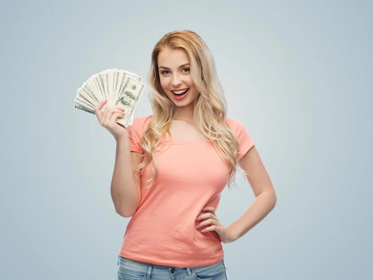 Femeie cu bani - Foto: Freepik