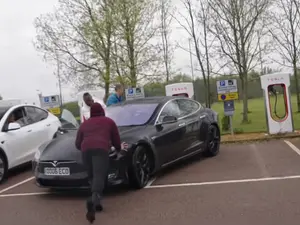 Un taximetrist a parcurs 700.000 km cu o mașină electrică Tesla Model S. Cu cât s-a degradat bateria - Foto: captură video