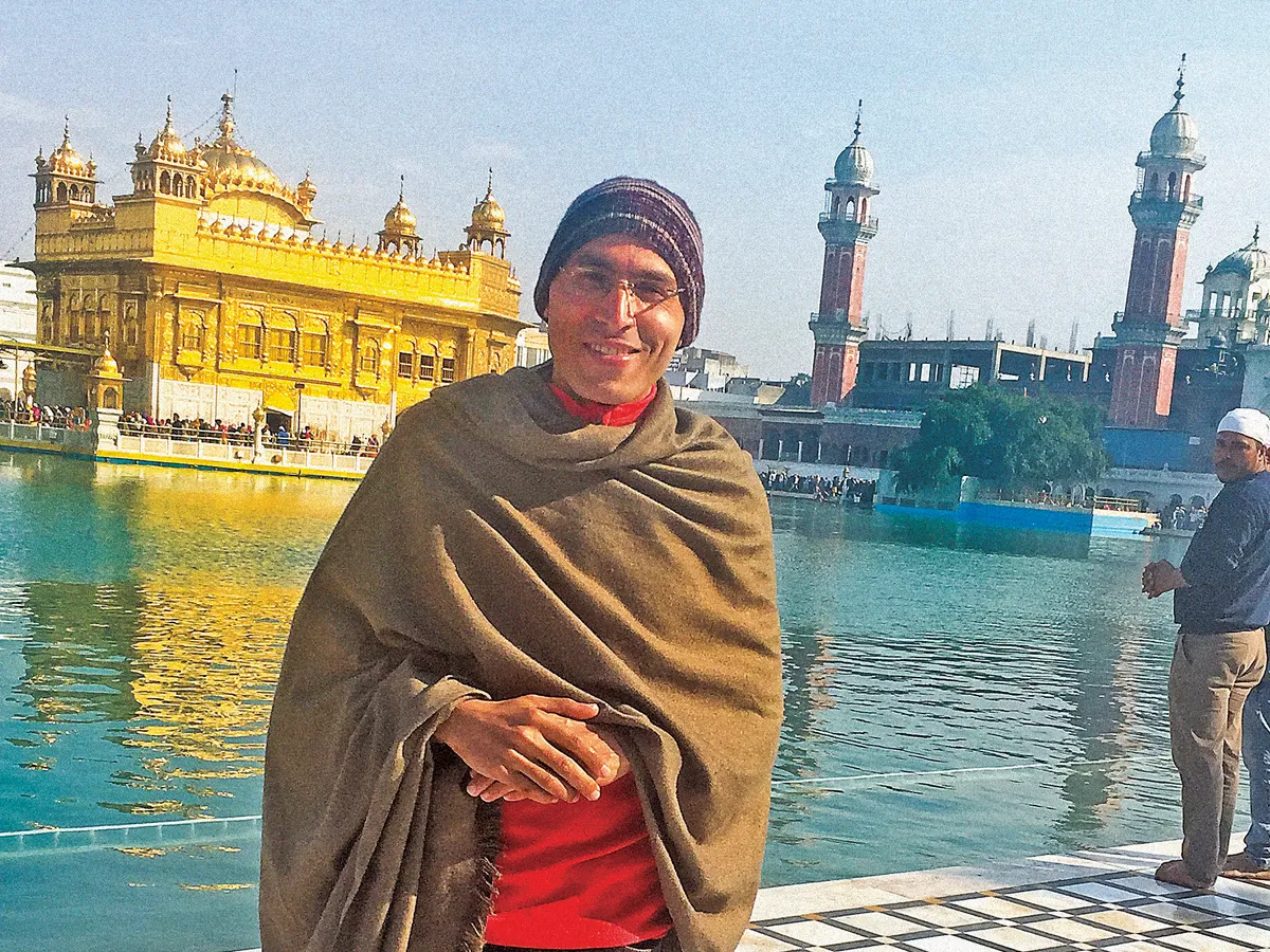 Marcel, în fața Templului de Aur
din Amritsar, în decembrie 2016
