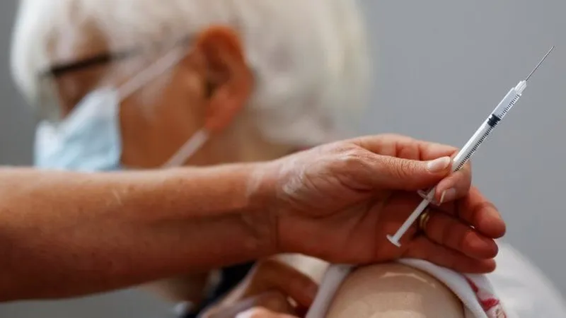 Efectul înăspririi restricțiilor în Franța: cozi la centrele de vaccinare anti-COVID. / Foto: bbc.com