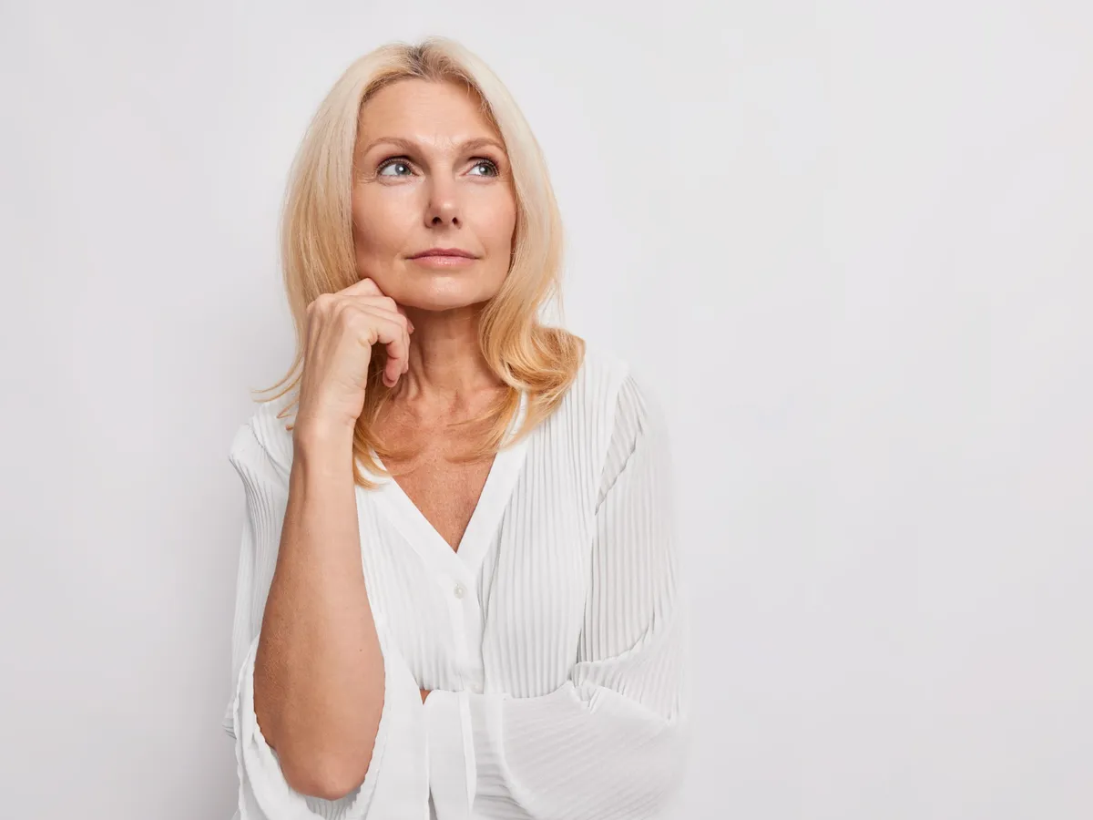 Pensionară gândindu-se la pensie - Foto: Freepik