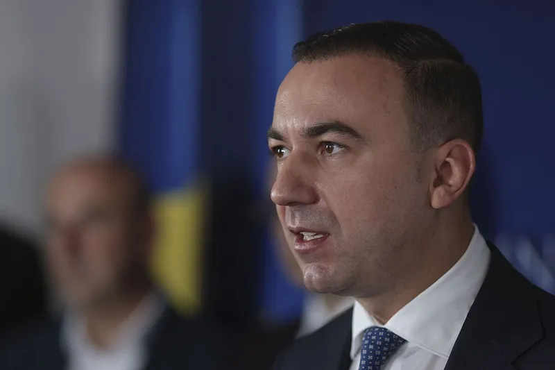 Bogdan Ivan, ministrul Energiei, făc&acirc;nd declaraţii de presă - Foto: INQUAM PHOTOS/Octav Ganea