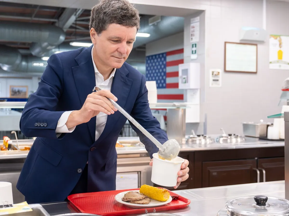 Nicușor Dan, la masa soldaților americani de la Kogălniceanu. Președintele s-a întâlnit cu delegația SUA
