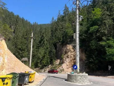 „Dorel” a reabilitat drumul cu un stâlp în mijloc. „Inventiv”, l-a mascat cu un sens giratoriu inventat - Foto: ziarulunirea.ro