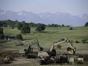 Construcția bazei militare-oraș de la Cincu, unde este dispus Grupul de Luptă Multinațional al NATO, condus de Franța. Sursă foto: Ministerul Apărării de la Paris