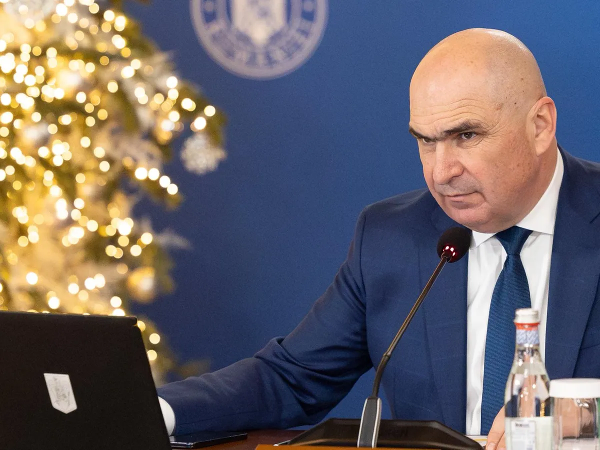 Bolojan strânge cureaua. Statul cheltuiește mai puțin decât în 2024. De ce a fost adoptată Ordonanța trenuleț