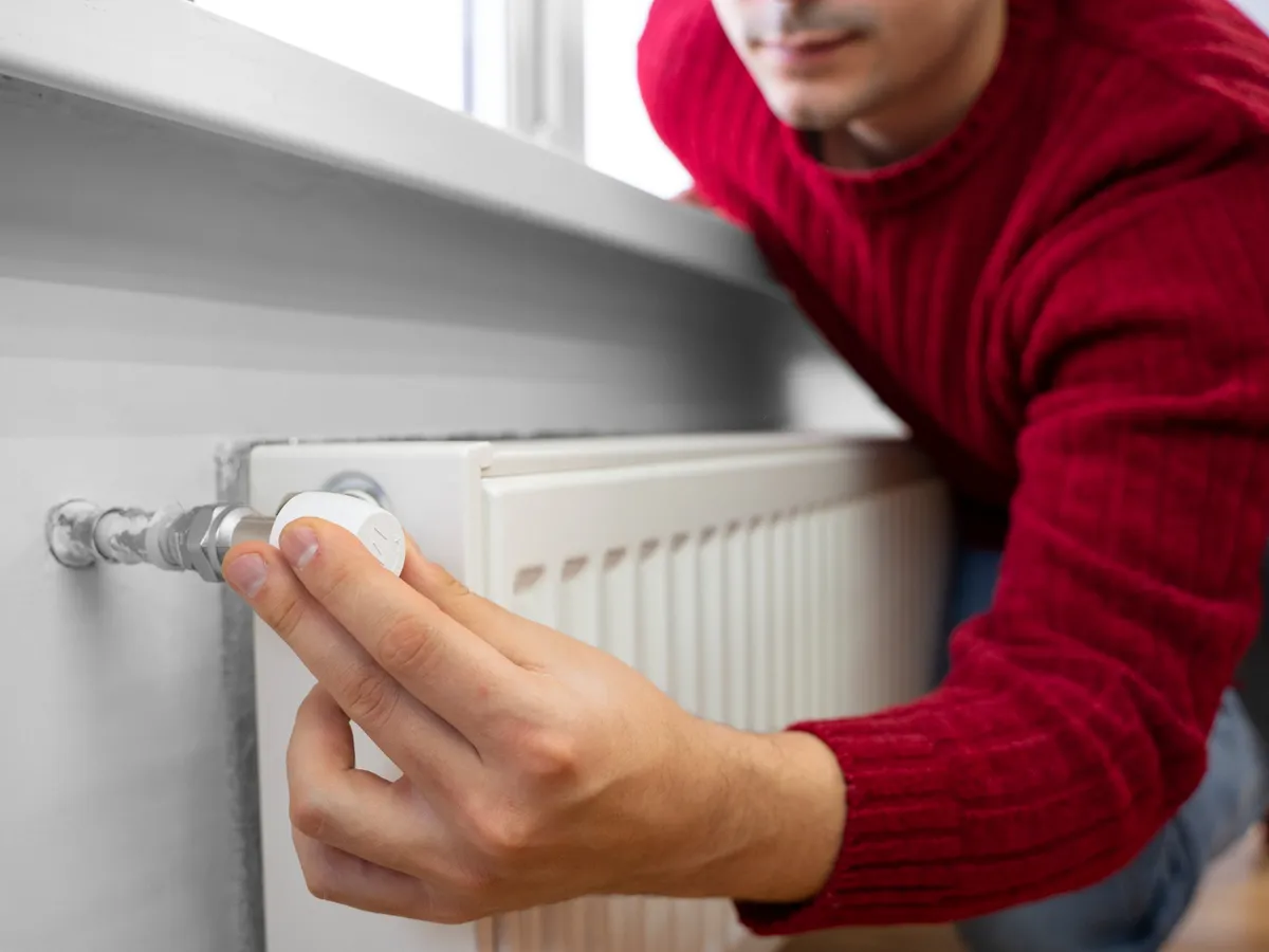 Cum aerisești caloriferele, ca să ai facturi mai mici? Poți face totul singur - Foto: Freepik (Imagine cu rol ilustrativ)
