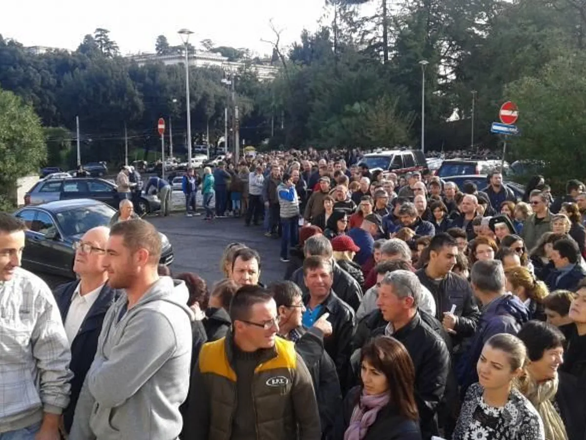 Cozile la secțiile de vot din străinătate au devenit o obișnuință Foto: Agerpres