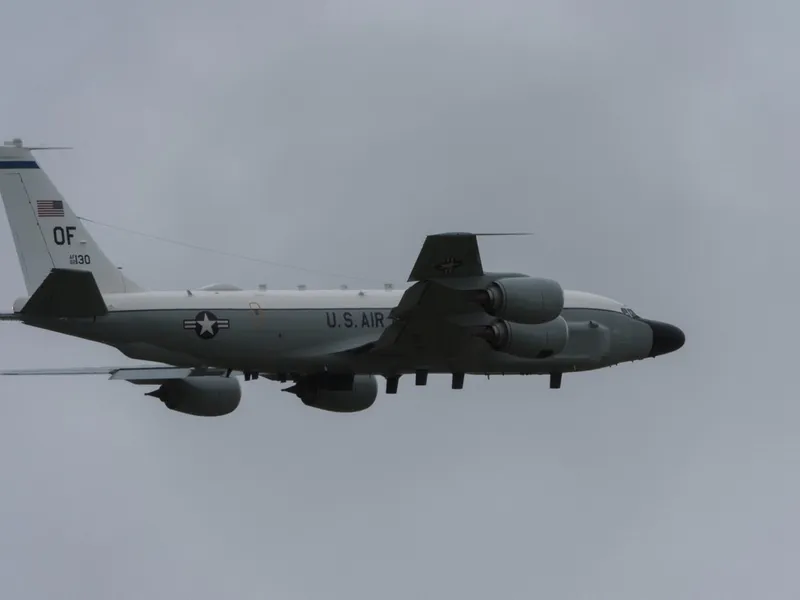 Un avion NATO survolează teritoriul României. Este specializat în misiuni de spionaj - FOTO: Profimedia