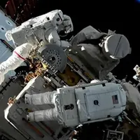 Astronauții NASA Jasmin Moghbeli (sus) și Loral O'Hara (jos) mergeau în spațiu de la Stația Spațială Internațională pe 2 noiembrie – lucrând la rețelele solare ale stației – când Moghbeli a pierdut din neatenție o geantă cu instrumente. FOTO: NASA