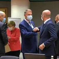 Iohannis la negocierile cu mască/FOTO: hotnews.ro