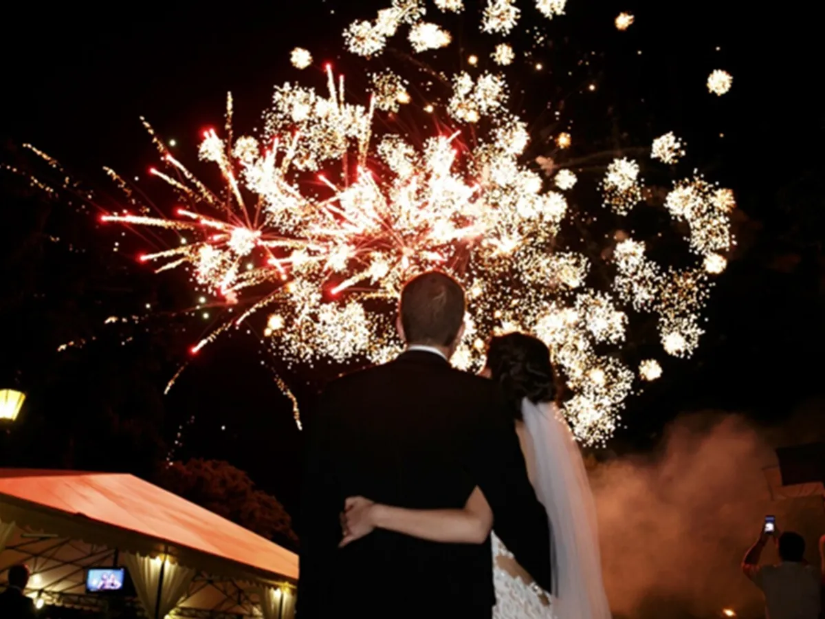 Focurile de artificii, interzise pe timpul verii. Înlocuite cu drone controlate de AI. Care este motivul?
