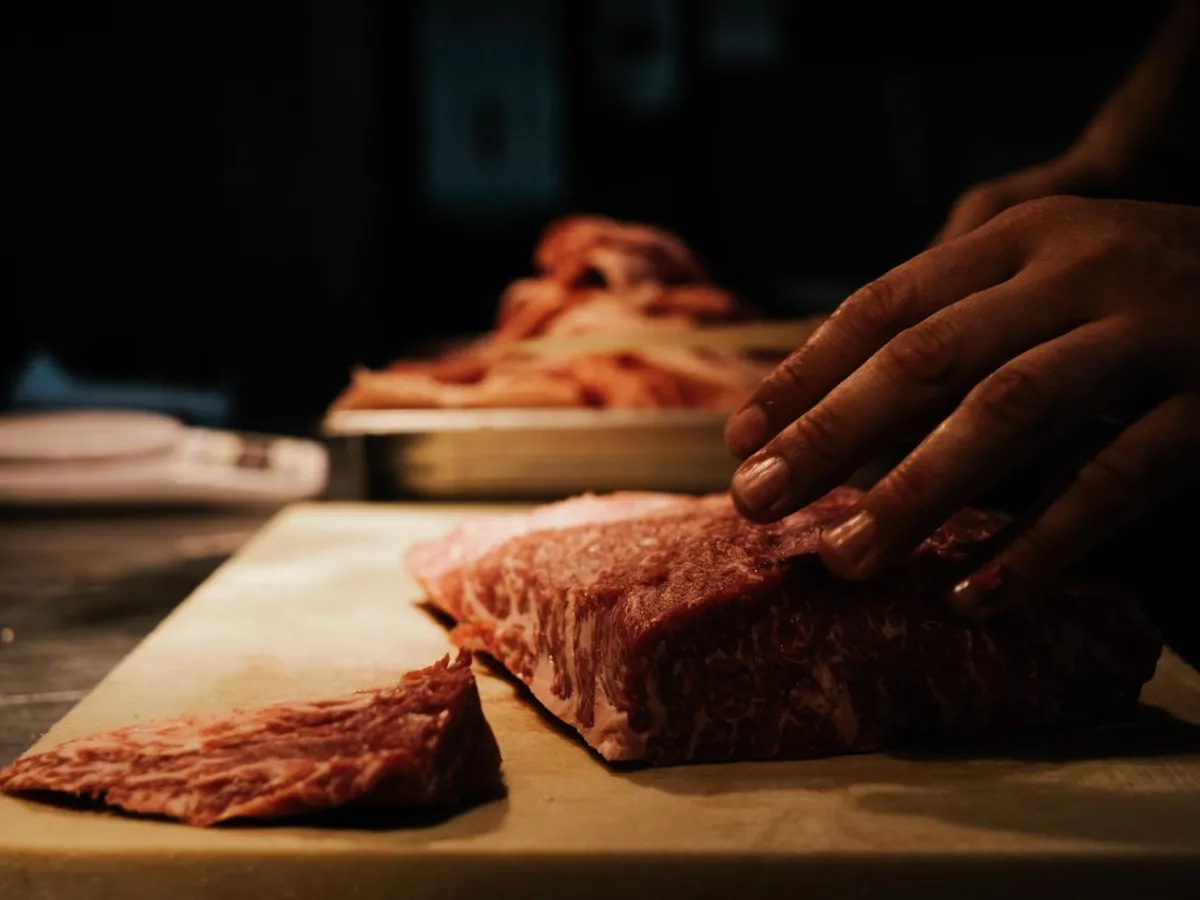 Mâinile unui bucătar care pregătește carne de vită - Foto: Pexels (Imagine cu rol ilustrativ)
