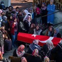 Femei la priveghi lângă sicriul lui Ridvan Acet, unul dintre minerii care au murit în urma unei explozii în mină de cărbune din Amasra - Foto: Profimedia Images/ Yasin Akgul