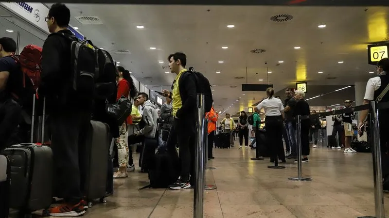 Aeroporturile lumii sunt în avceastă perioadă adevărate poligoane de testare a nervilor pasagerilor/Foto: Valeria Mongelli/Bloomberg