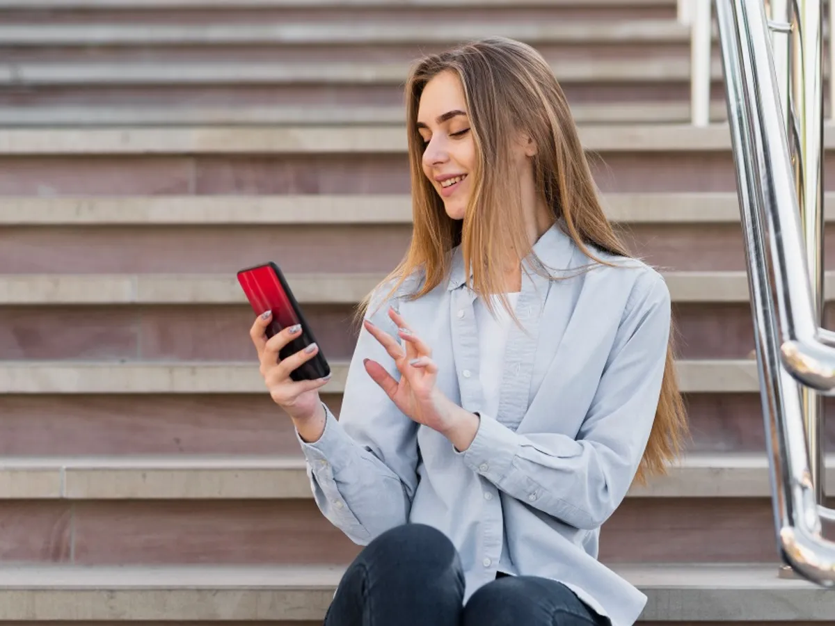 O tânără de 26 de ani avea 14.000 de lei. A rămas fără ei după ce a accesat o aplicație pe telefon. Cum?