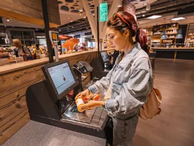 Scanare produse la casa de marcat - Foto: freepik (rol ilustrativ)