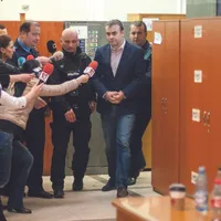 Condamnat  Darius Vâlcov este adus din arestul Poliției Capitalei pentru judecarea,  la Curtea Supremă, a prelungirii  arestului preventiv, pe 26 martie 2015