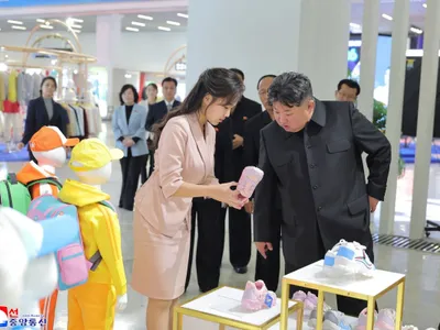 Kim Jong Un și fiica lui, Kim Ju Ae, vizitează o expoziție cu articole de îmbrăcăminte și încălțăminte, la Phenian - Foto: Profimedia Images