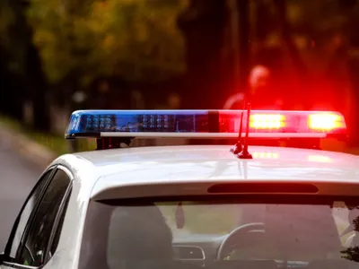 Un polițist a fost găsit împușcat în cap pe bancheta din spate a mașinii de serviciu
