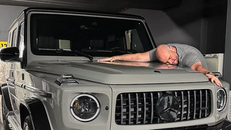 Emil din „Teambuilding”, actorul Matei Dima, are jucărie nouă: Mercedes G-Classe de 200.000 € - Foto: Instagram/@bromania