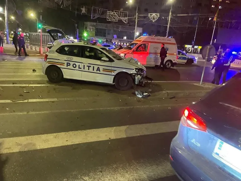 Accident grav, în centrul Bucureștiului. Logan răsturnat, Polo de Poliție praf. Cine e vinovat - Foto: Facebook/Info Trafic Bucuresti Ilfov