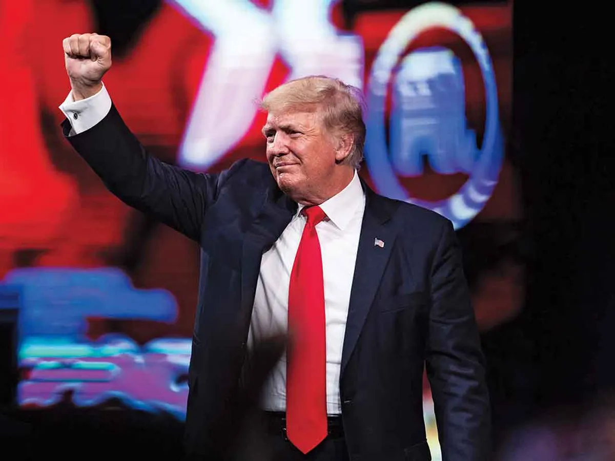 ÎNCĂ ÎN MIȘCARE Într-un discurs la Conferința de acțiune politică conservatoare din februarie, Trump a strigat numele fiecăruia dintre cei care au votat pentru acuzarea sa și a spus
publicului: „Scăpați de toți.“