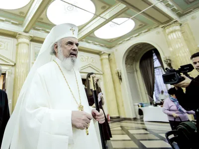 Patriarhul Daniel i-a acordat mai multe distincții judecătorului constituțional Petre Lăzăroiu, care, apoi, a judecat spețe care implicau BOR