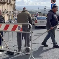 Orașul unde muncitorii caută gurile de canal cu detectorul de metale după ce le-au astupat  - Foto: il post / imagine cu rol ilustrativ