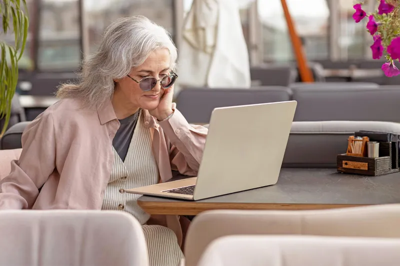 Pensionar primind vești proaste la pensie - Foto: Freepik