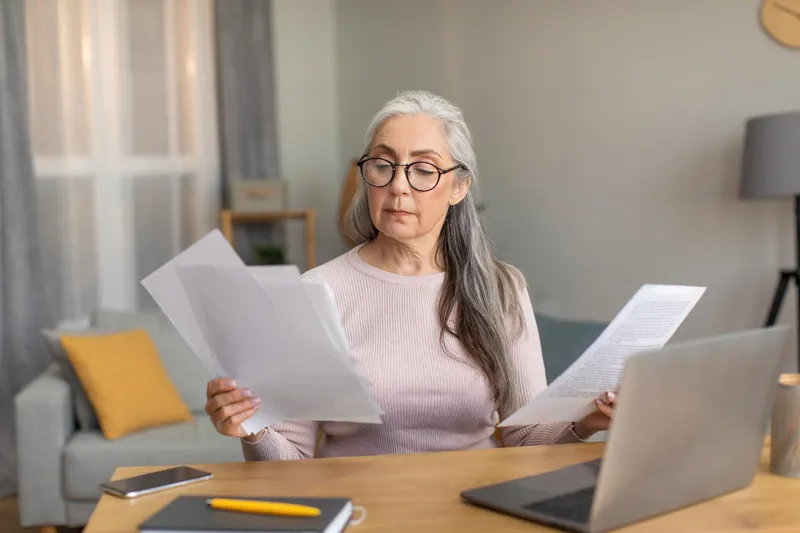 Pensionară cu dosare Foto: Freepik (rol ilustrativ)