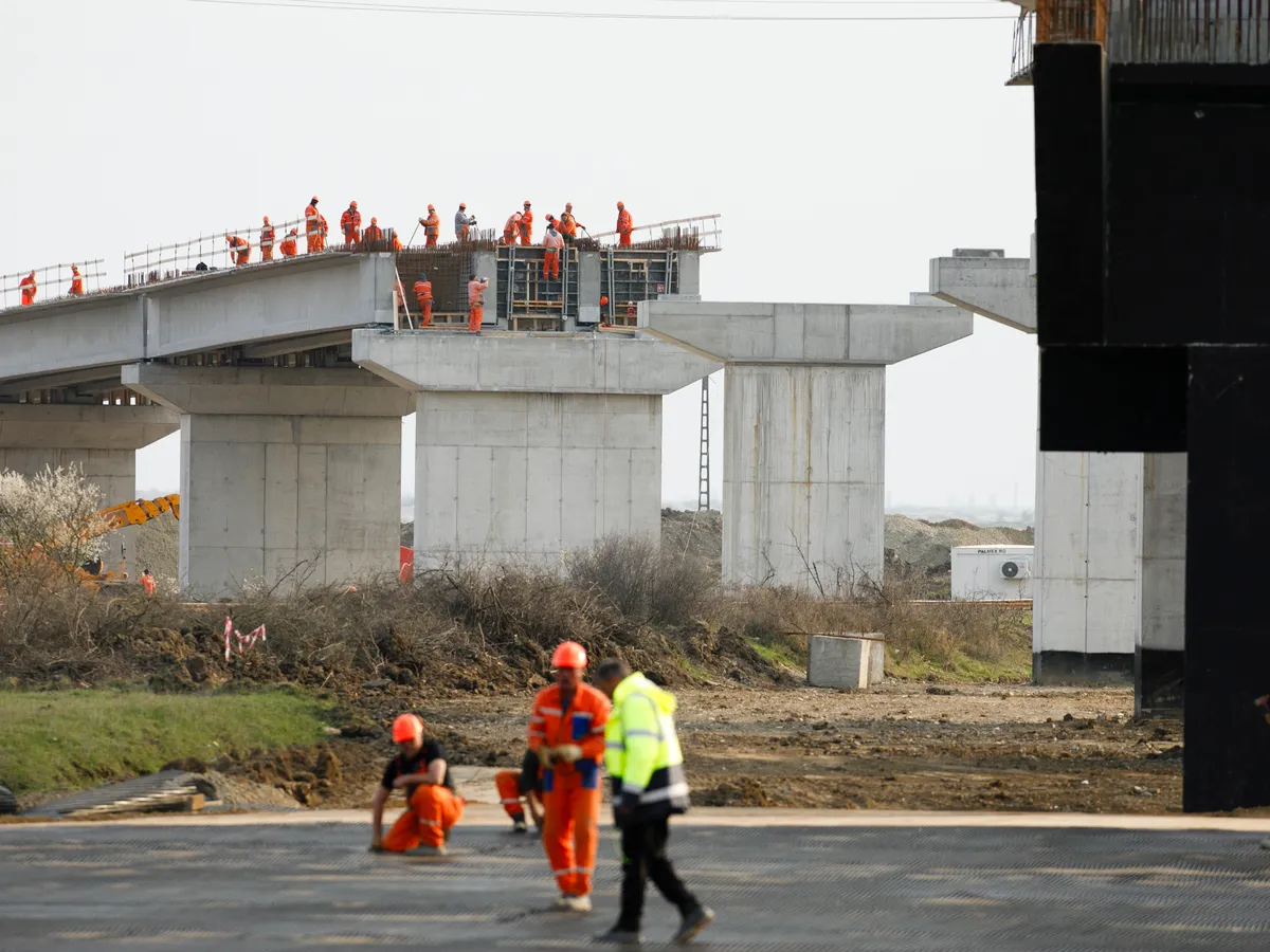 AVERTISMENT Mii de muncitori în construcții vor fi disponibilizați, dacă proiectele din bani publici