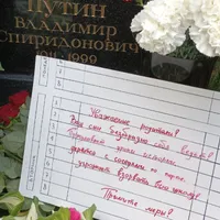 Mesaj la mormântul părinților lui Putin: "Dragi părinți! Fiul vostru se comportă urât. Luați măsuri" - FOTO: Twitter/@UkrainePicture