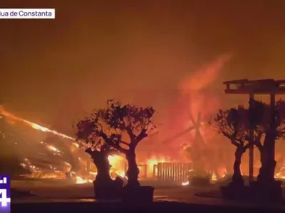 Incendiu în Mamaia. Noi imagini cu cele două baruri de pe plaja din nordul stațiunii care s-au făcut scrum