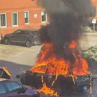 Taxi-ul în care se aflau teroriștii a luat foc. FOTO: Twitter