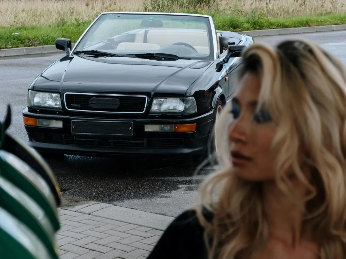 Femeie verificând preţul la benzină, înainte să alimenteze - Foto: Pexels/cottonbro studio