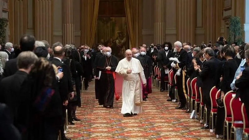 Papa Francisc critică fenomenul „cancel culture” şi „colonizarea ideologică”. / Foto: newswwc.com