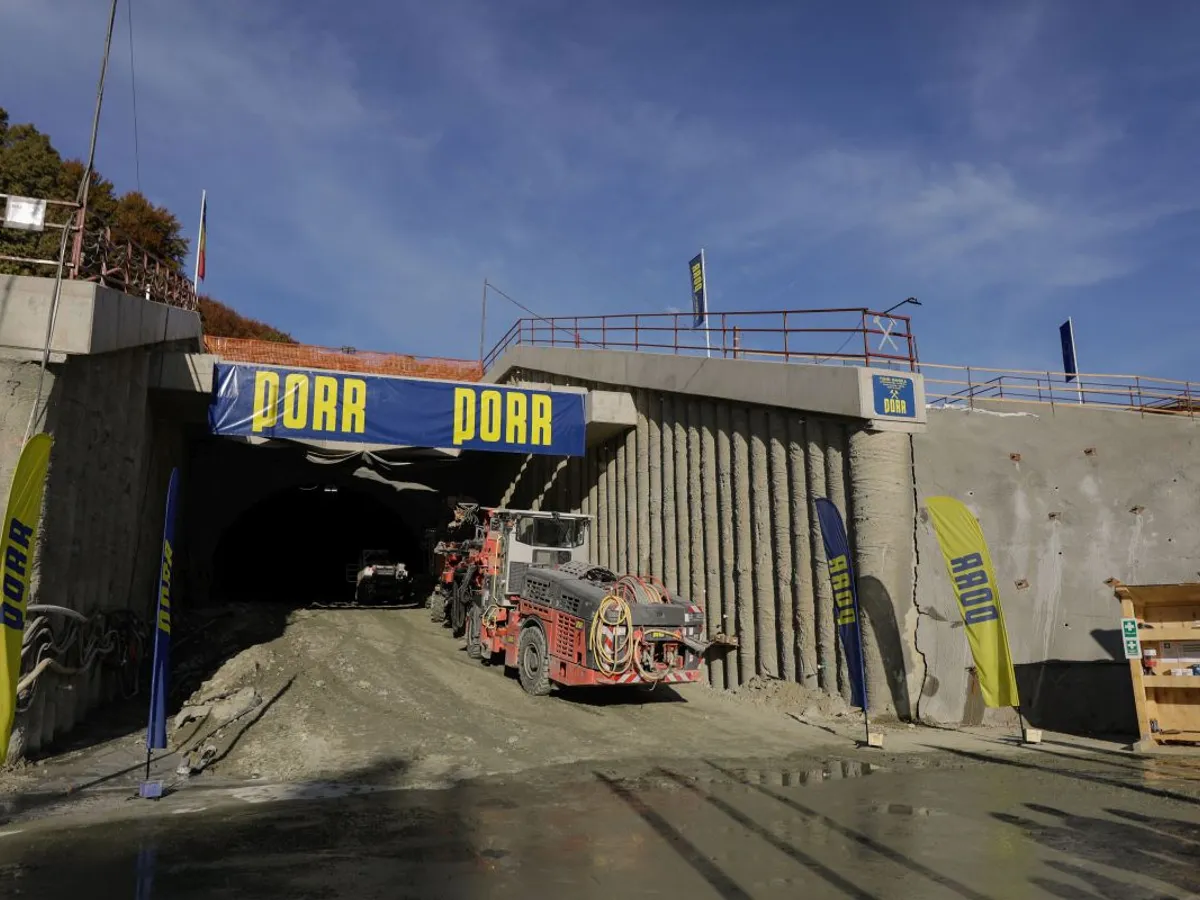 30 octombrie 2023. Lucrări la Autostrada Sibiu - Piteşti, Secţiunea 4 Tigveni - Curtea de Argeş - Foto: INQUAM PHOTOS/George Călin