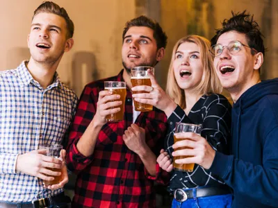 Tinerii beau bere fără alcool - Foto: Freepik (rol ilustrativ)