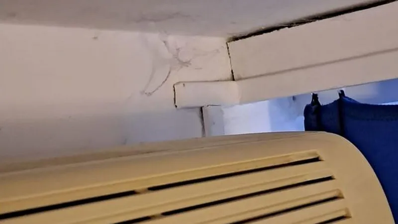 „Condiții” la un hotel de 350 lei pe noapte în Mamaia: Igrasie, pereți scorojiți, baie jalnică - Foto: replicaonline.ro